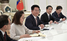 Делегация Республики Корея во главе с Сон Ён Гилем (в центре) в Кремле


