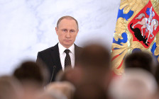 Президент России Владимир Путин во время выступления с ежегодным Посланием к Федеральному Собранию России в Кремле. Декабрь 2015 года


