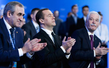 Сергей Неверов, Дмитрий Медведев и Борис Грызлов (слева направо)
