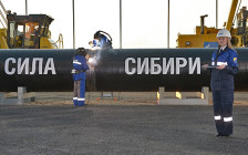 Сварка первого звена магистрального газопровода «Сила Сибири» в районе села Ус Хатын, 1 сентября 2014 года


