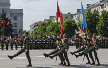 Военнослужащие вооруженных сил Луганской народной республики на военном параде в честь 71-й годовщины Победы в Великой Отечественной войне в Луганске


