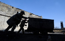 Горняки на территории шахты имени Челюскинцев в Донецке



