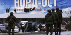 23 октября 2002 года, Россия, теракт в Театральном центре на Дубровке в Москве

Вечером 23 октября 2002 года 40 террористов захватили заложников в Театральном центре на Дубровке в Москве, на сцене которого шел мюзикл «Норд-Ост». В заложниках оказались 916 человек. Более 100 человек были освобождены спустя три дня в результате переговоров, нескольким удалось бежать. В ходе начавшегося в ночь на 26 октября штурма все террористы были уничтожены, однако вместе с ними погибли 130 (по неофициальным данным — 174) заложников: считается, что большинство из них были отравлены газом, использовавшимся при штурме.

