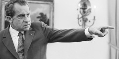 Республиканец Ричард Никсон — единственный президент США, досрочно прекративший свои полномочия и добровольно ушедший в отставку. С 1972 по 1974 год в США проводилось расследование по делу о прослушивании штаб-квартиры Демократической партии во время избирательной кампании 1972 года. Люди, называвшие себя «бригадой слесарей», пытались установить в гостиничном комплексе «Уотергейт» микрофоны для прослушивания, а также фотографировали документы Джорджа Макговерна, конкурента Никсона на президентских выборах.

В феврале 1974 года палата представителей постановила начать процедуру импичмента Никсона. В августе 1974 года, не дождавшись решения сената, Никсон подал в отставку