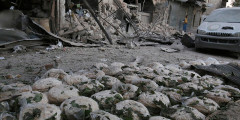 В августе 2016 года боевики исламистской коалиции «Джейш-аль-Фатх» продолжили наступление к юго-западу от города, однако их попытки прорваться были отбиты сирийскими войсками при поддержке российской авиации. Вечером 19 сентября Сирийский центр мониторинга за правами человека сообщил, что по Алеппо и близлежащим деревням были нанесены авиаудары. За сутки до этого под обстрел попал конвой совместной гуманитарной помощи ООН и сирийского отделения общества Красного Полумесяца (Красного Креста). В результате погибли около 20 мирных жителей и сотрудник организации. Кто именно нанес удары — неизвестно. В это же время правительственная армия вступила в бой с боевиками «Джабхат Фатх аш-Шам» (бывшая «Джабхат ан-Нусра», запрещена в России) в Алеппо. Город столкнулся с самым крупным за последние месяцы гуманитарным кризисом.

На фото: запасы гуманитарной помощи в Алеппо

 
