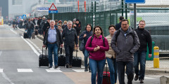 Люди покидают место взрыва в аэропорту Брюсселя