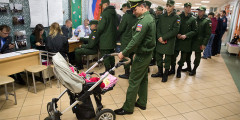 Военнослужащие Российской армии на одном из избирательных участков Москвы


