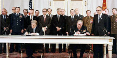 Президент США Джимми Картер и Генеральный секретарь ЦК КПСС Леонид Брежнев (слева направо на переднем плане) подписывают договор Об ограничении стратегических вооружений II (ОСВ-II). Збигнев Бжезинский за спиной Джимми Картера. 18 июня 1979 года
