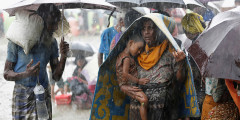 Правительство Мьянмы проводит в штате Ракхайн антитеррористическую операцию. Многие жители провинции спасаются от властей бегством в соседний Бангладеш, где местные силовики пытаются блокировать их на границе. Ситуацию усугубляют тяжелые погодные условия (ливни и жара).
