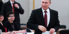 Владимир Путин проголосовал на участке №2151 в здании РАН. ​Отвечая на вопросы журналистов, он рассказал, что любой процент голосов, «который позволит исполнять обязанности президента», будет считаться для него успешным, а также заявил, что уверен в своей политической программе.