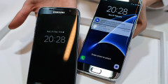 Смартфоны Samsung Galaxy S7 и S7 Edge

Цена: 49 990 и 59 990 руб.

Начало продаж: 18 марта 2016 года

Южнокорейская Samsung представила две новые модели своих флагманских смартфонов — Galaxy S7 и версию с изогнутым с обеих сторон экраном Galaxy S7 Edge. По дизайну они напоминают предыдущие модели линейки, но размеры дисплея у S7 и S7 Edge увеличились до 5,1 и 5,5 дюйма соответственно.

Смартфоны защищены водонепроницаемым корпусом, а также оснащены технологией беспроводной зарядки. Компания добавила дополнительный слот, в который можно вставить вторую сим-карту или карту microSD емкостью до 200 Гб.

Смартфоны совместимы с очками виртуальной реальности Gear VR, разработанными Samsung совместно с принадлежащей Facebook компанией Oculus Rift.

Презентация Samsung в Барселоне стала одной из самых «громких», а основной ее темой оказались именно технологии виртуальной реальности, а не смартфоны, пишет Forbes. Через очки Gear VR зрители смотрели 360-градусное видео, а главный гость презентации глава Facebook Марк Цукерберг посвятил свое выступление перспективам развития этой технологии. «Она изменит то, как мы живем, работаем и общаемся», — сказал Цукерберг

