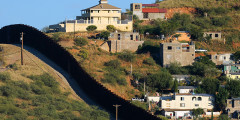 Длина границы США с Мексикой — 3145 км. Заградительные сооружения сейчас занимают около 1/3 и составляют 1078 км.
