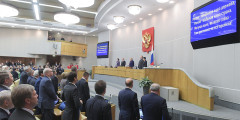 Депутаты исполняют гимн России на первом заседании Государственной думы России нового созыва
