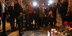 Президент России Владимир Путин (слева на первом плане) возлагает цветы у станции метро «Технологический институт» 



