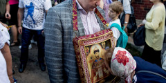 Некоторые участники пришли с иконами Николая II и плакатами «За народ и царя!»
