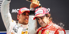 Самые богатые автогонщики

 

Самые высокооплачиваемые гонщики «Формулы-1» получили за сезон 2013 года, по данным Business Book GP, по €20 млн каждый. Рекордсменами стали двукратный чемпион мира серии «Формула-1» 2005 и 2006 годов Фернандо Алонсо, представляющий Ferrari (на фото справа), и выступающий за Mercedes чемпион мира «Формулы-1» 2008 года Льюис Хэмилтон. Десять самых высокооплачиваемых автогонщиков заработали вместе €100 млн. Россиян среди них не оказалось.