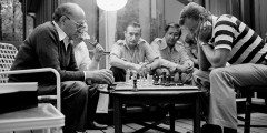 Збигнев Бжезинский во время игры в шахматы с премьер-министром Израиля Менахемом Бегином (крайний слева)
