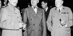 Рузвельт не дожил до конца войны, в апреле 1945 года на посту президента его сменил Гарри Трумэн (на фото — в центре). Его первая встреча со Сталиным произошла 17 июля того же года на еще одной конференции союзников, которая состоялась в немецком Потсдаме.
