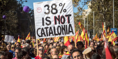 На плакате написано: «38% не Каталония»