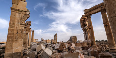 Развалины взорванной Триумфальной арки в исторической части города

