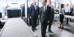 Премьер-министр РФ Дмитрий Медведев (в центре) в международном аэропорту «Жуковский»
