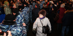 ОМОН и участники протеста против платных парковок на Пушкинской площади в Москве