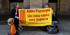 В самой Каталонии не все жители поддерживают идею отделения от Испании. На референдуме за независимость за отделение от Испании проголосовали 90%, явка при этом составила 43%.

На фото: каталонцы с плакатом в поддержку независимости «Прощай, Испания!»
