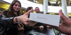 Дела против Apple

В августе 2016 года ФАС заявила, что корпорация Apple и подконтрольные ей компании «Эппл Рус», Apple Holding B.V., Apple Sales Ireland и Apple Operations International завышают цены на новые смартфоны, устанавливая одинаковые цены на Apple iPhone 6s, iPhone 6s Plus и другие модели смартфонов. Еще одно дело против Apple ФАС возбудила в декабре 2016 года. Российское представительство корпорации «Эппл Рус» ведомство обвинило в злоупотреблении положением на рынке ремонта iPhone.
