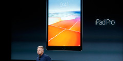 Новый iPad Pro

Вице-президент Apple Фил Шиллер представил 9,7-дюймовый iPad Pro. Как и 12-дюймовая модель устройства, новый планшетный компьютер может работать с фирменным стилусом и съемной клавиатурой от Apple. Важным событием стало появление модификации устройства с емкостью 256 Гб памяти.
