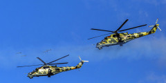 Ми-24

Ударные вертолеты Ми-24, зафиксированные в Латакии журналистами французского телеканала TF1, предназначены для ударов по укрепленным сооружениям, технике и живой силе противника. Вертолеты этого семейства начали разрабатывать еще в конце 1960-х. В 1970-е уже были приняты на вооружение первые серийные образцы. Эти вертолеты зарекомендовали себя более чем в 30 военных конфликтах по всему миру, начиная с гражданской войны в Анголе и заканчивая конфликтом на юго-востоке Украины (со стороны вооруженных сил Украины). Пилоты Ми-24 защищены бронированной кабиной с пуленепробиваемыми стеклами, могут нести различные виды ракет, включая тип «воздух-воздух». Эффективный радиус действия модернизированных образцов Ми-24 — 200 км
