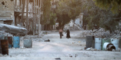 Ситуация в Алеппо

Алеппо — один из крупнейших городов в Сирии. До войны в городе проживали 2,4 млн человек. К 2016 году это число сократилось до 300 тыс.

Находится Алеппо на севере одноименной провинции, что позволяет контролирующим его войскам беспрепятственно выйти к турецкой границе. Из-за того что Алеппо находится на пересечении нескольких важнейших магистралей, и оппозиция, и правительственные войска пытаются захватить его с 2012 года. Ни одной из сторон не удалось за четыре года установить полный контроль над городом. Однако «Сирийская свободная армия», боевики «Джабхат Фатх аш-Шам» (бывшая «Джабхат ан-Нусра») и другие группировки удерживают восточные районы города, что не позволяет правительственной армии захватить город.

Обстановка в Алеппо вновь обострилась после того, как 19 сентября сирийская армия объявила о выходе из режима перемирия. Асад 22 сентября начал масштабную операцию по освобождению от повстанцев восточных районов города. 27 сентября правительственные войска продвинулись к центру Алеппо, отбив часть подконтрольного повстанцам квартала Фарафра. Ситуация в Алеппо вызвала обеспокоенность мирового сообщества, происходящее назвали «крупнейшей гуманитарной катастрофой со времен Второй мировой войны». О точном количестве пострадавших во время последних атак неизвестно. Установлено, что в результате авиаударов была разрушена водонапорная башня, а также одно из отделений главной городской больницы.
