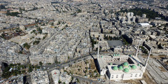 Город Алеппо — один из крупнейших городов Сирии — находится на севере одноименной провинции. До начала войны в городе проживали 2,4 млн человек. К 2016 году в Алеппо осталось около 300 тыс. жителей.

 
