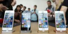 Представил устройство вице-президент Apple Грег Джосвяк.​ В США iPhone SE поступит в продажу в конце марта, в России — в начале апреля.