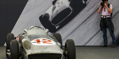 Самый дорогой автомобиль, проданный на аукционе

 

Гоночный одноместный Mercedes W196R 1954 года, проданный в июле 2013 года на британском аукционе «Гудвудский фестиваль скорости» почти за $30 млн, считается самым дорогим автомобилем, участвовавшим в гонках «Формулы-1» и ушедшим с торгов. В 1950-е годы его пилотом был аргентинский автогонщик Хуан Мануэль Фанхио, одержавший четыре победы за немецкий бренд. После завершения гоночной карьеры Фанхио возглавлял аргентинское представительство компании.