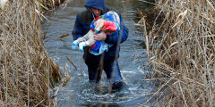 Житель Косово пересекает с ребенком венгерско-сербскую границу. Только за один месяц в ЕС попытались проникнуть более 10 тыс. косоваров




