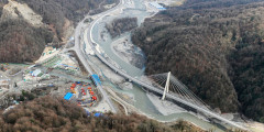 Мосты на трассе Адлер — Красная Поляна

К зимней Олимпиаде-2014 в Сочи на новой совмещенной трассе было построено в общей сложности 46 автомобильных и железнодорожных мостов. Стоимость новой дороги составила 285,4 млрд руб.
