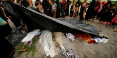 Попасть в Бангладеш рохинджа пытаются также на лодках по Бенгальскому заливу. Десятки людей гибнут в море. ​
