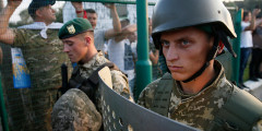 Украинские пограничники у пункта пропуска Шегини на украинско-польской границе
