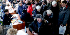Избирательные участки по всей России открыты для голосования с 8:00 до 20:00 по местному времени.
