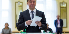 Премьер-министр России Дмитрий Медведев на одном из избирательных участков Москвы