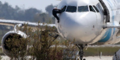 Один из заложников вылезает из кабины угнанного самолета Airbus A320 авиакомпании EgyptAir