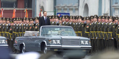 Министр обороны России Сергей Иванов (на машине) принимает военный парад, посвященный 56-й годовщине Дня Победы над фашистской Германией. Парад состоялся на Красной площади в 2001 году.
