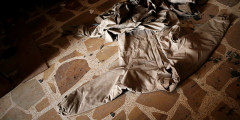 Одежда, принадлежавшая террористам, в одном из домов Мосула, который использовался как тюрьма
