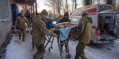 29 января в районе города Авдеевки, в 6 км от Донецка, начались бои между силами ДНР и украинской армией. Кто первым начал вести обстрел, неизвестно. Стороны обвиняют в этом друг друга.

На фото: медики ВСУ эвакуируют раненых из госпиталя в Авдеевке
