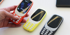 26 февраля на Всемирном мобильном конгрессе финская компания HMD Global, владеющая брендом Nokia, представила ремейк модели 3310. Обновленная версия телефона, выпущенного в 2000 году, возвращается на рынок со значительными изменениями: цветной дисплей, четыре варианта расцветки корпуса (желтый, красный, серый и темно-синий), 2-мегапиксельная камера и слот для карты памяти. Издание The Verge пишет, что новая модель может проработать без подзарядки 22 часа в режиме разговоров и 31 день в режиме ожидания. Стоимость телефона составит €49 и появится в продаже во втором квартале 2017 года
