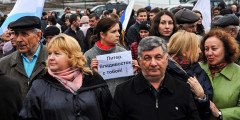 Участники митинга против терроризма в память о жертвах теракта в метро Санкт-Петербурга во Владивостоке
