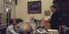 Президент США Джимми Картер (слева) и советник по национальной безопасности Збигнев Бжезинский. 19 апреля 1977 года
