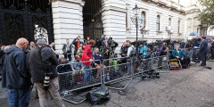 Представители прессы возле дома премьер-министра Великобритании Дэвида Кэмерона на Даунинг-стрит