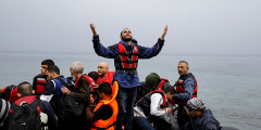 В 2015 году в ЕС через Средиземное море прибыли свыше 350 тыс. мигрантов. Более 2,5 тыс. человек погибли в море, пытаясь добраться до границы с ЕС.

На фото:  сирийские беженцы на лодке у греческого острова Лесбос, сентябрь 2015.


 

