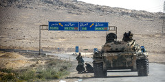 Танк Т-55 подразделения сирийской армии «Соколы пустыни» во время передислокации в районе сирийского города Пальмиры